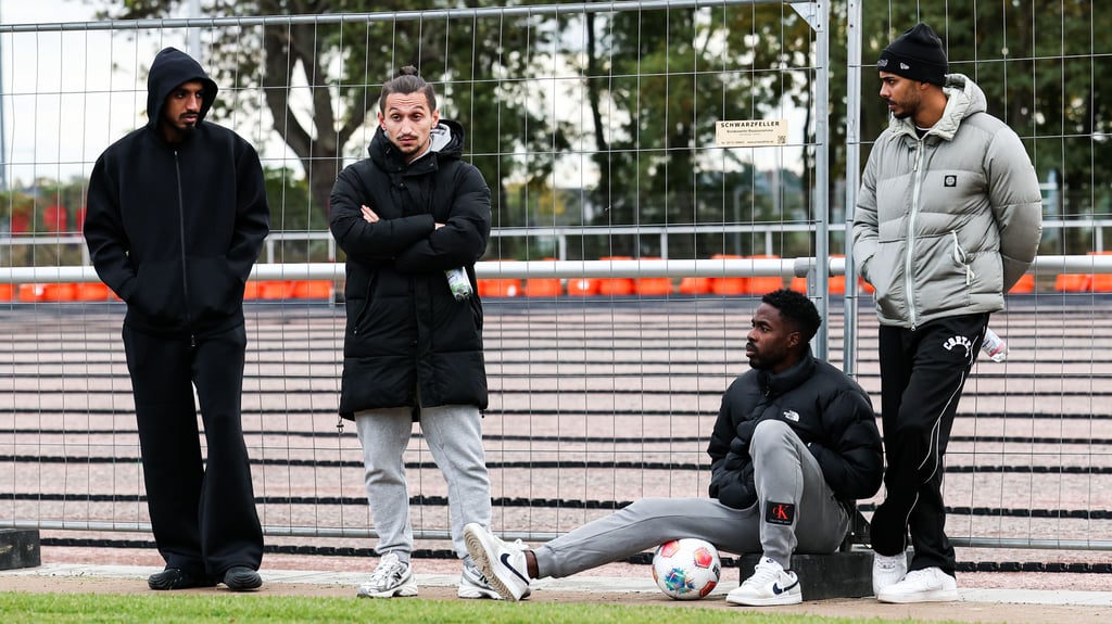 Konnten das Geschehen auf dem Trainingsplatz des 1. FC Magdeburg auch nicht fassen: