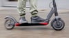 Ein Unfallforscher fordert eine Altersgrenze und einen Führerschein für E-Scooter. (Symbolbild)