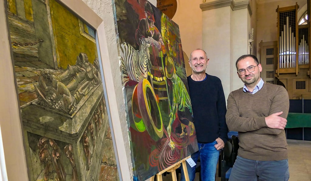 Jan Stenzel (r.) und Paul Platz haben die Schau der Partnerkreise mit Werken von Dimana Wolf und Hans-Christoph Rackwitz organisiert.