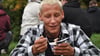 Tom Reichenbach isst am Schwanenteich in Stendal einen Pudding mit einer Gabel.