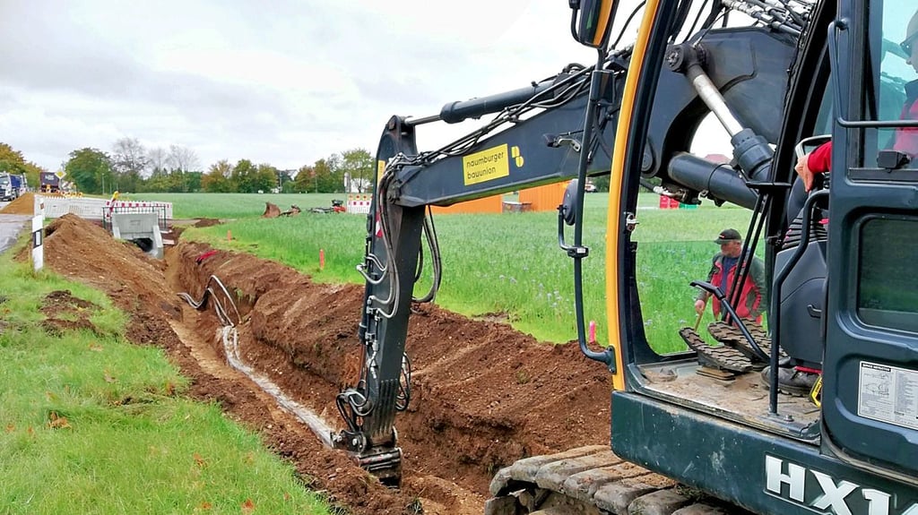 Der Graben an der Landesstraße bei Könderitz wird ausgehoben und ein neuer Durchlass eingesetzt.
