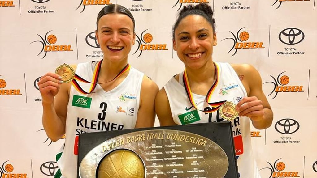 Rachel Arthur (r.) und Alexandra Wilke feierten im April noch gemeinsam die Meisterschaft mit Keltern.