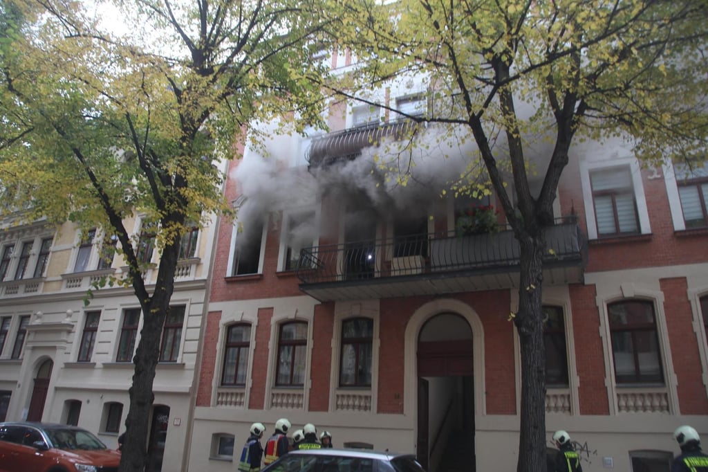 In höchster Not musste die Feuerwehr in der Cansteinstraße in Halle Menschen nach dem Wohnungsbrand aus dem Haus holen.