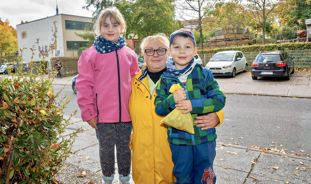 Mutti Stefanie Soltau glücklich vereint mit Söhnchen Louis und Tochter Leni vor der Kita „Rasselbande“. Sie suchen nun die nette Helferin.