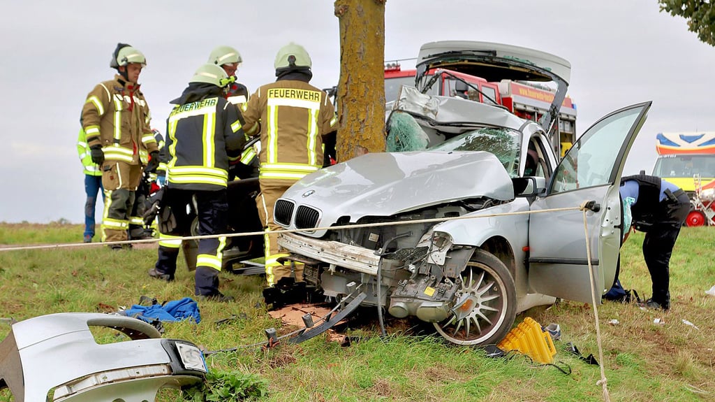 Der BMW des Unfallfahrers ist nur noch Schrott. Der junge Mann wurde schwerstverletzt in eine Klinik nach Halle geflogen.
