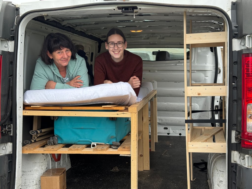 Probeliegen vor dem Start: Ines Kruth und Elina Olbrich testen ihr selbstgebautes Bett im umgebauten Transporter.