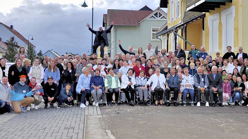 Mehr als 130 Nachkommen der Eheleute Hedwig und Leo Olbrich feierten im Tivoli ein Familienfest mit Gästen, die aus mehreren Ländern angereist sind.