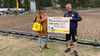 Melanie Mätzel überreicht die Spende an Maurice Mein an der Strecke in Ferchland.