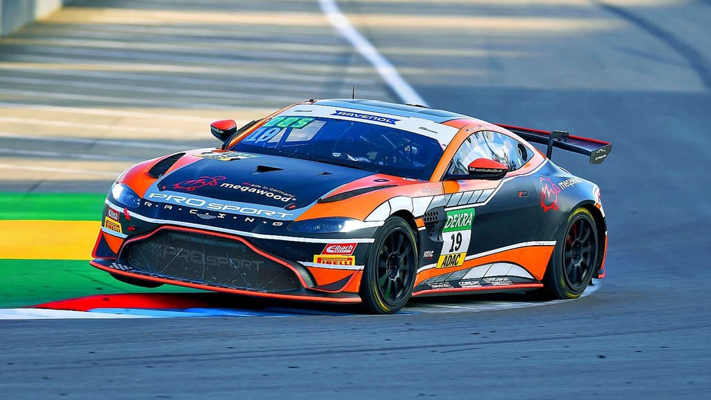 Der Ascherslebener Hugo Sasse war mit dem Aston Martin Vantage auf der Strecke.