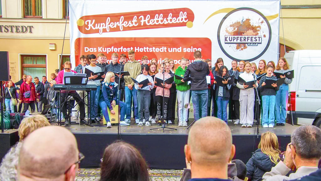 Auf der Bühne auf dem Hettstedter Marktplatz präsentieren sich zum Kupferfest auch jede Menge Vereine.