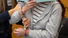Mitunter stehen auch Frauen wegen eines Gewaltdelikts  in Handschellen vor Gericht.