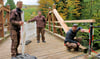 Kevin Sielaff, Julien Olbert und Fabian Kath (von links) von der Tischlerei Reinecke aus Ilsenburg sperren nach getaner Reparatur einen Teil der Blochhauer-Brücke wieder ab.