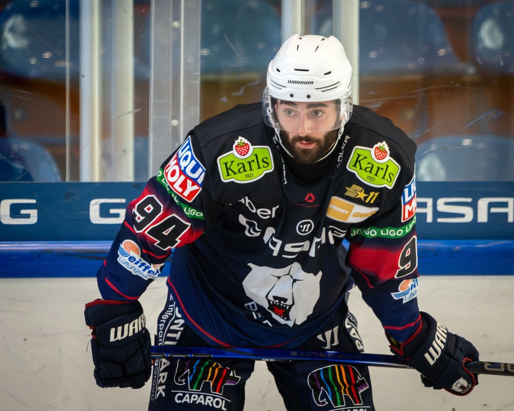 Angreifer Liam Kirk verwandelte beim Sieg der Eisbären Berlin in Frankfurt den entscheidenden Penalty. (Archivbild)