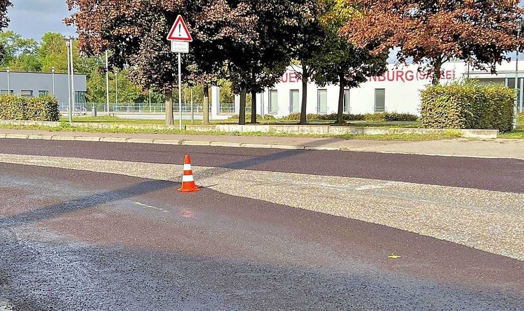Der neue Belag ist bereits auf die Fahrbahn der Annenstraße gekommen.