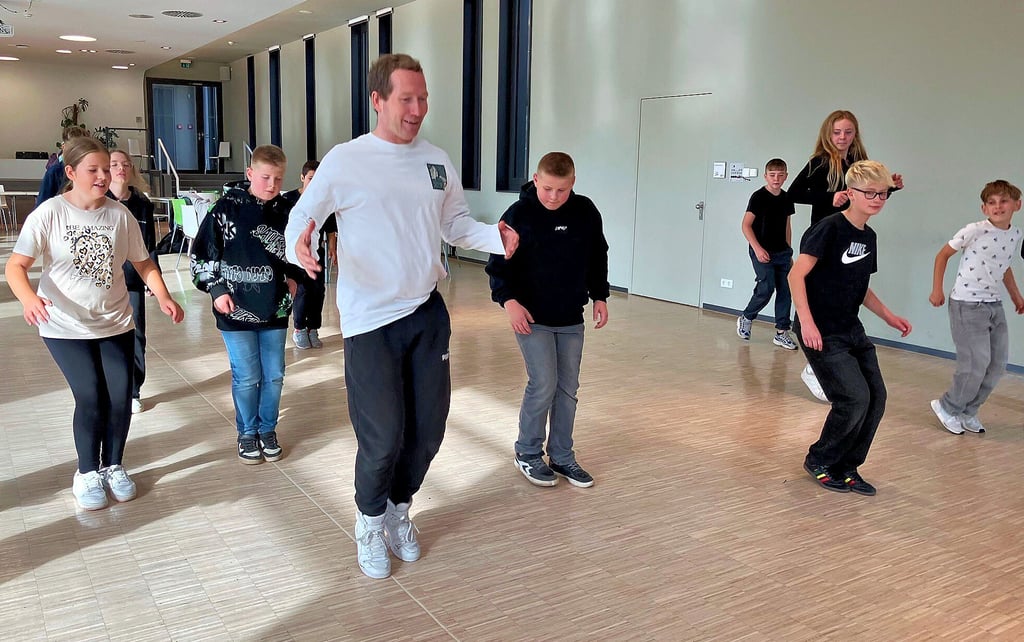 Weltmeister Nico Hilger zeigt den Sechstklässlern am Campus Technicus einige Schritte beim Breakdance.