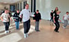 Weltmeister Nico Hilger zeigt den Sechstklässlern am Campus Technicus einige Schritte beim Breakdance.