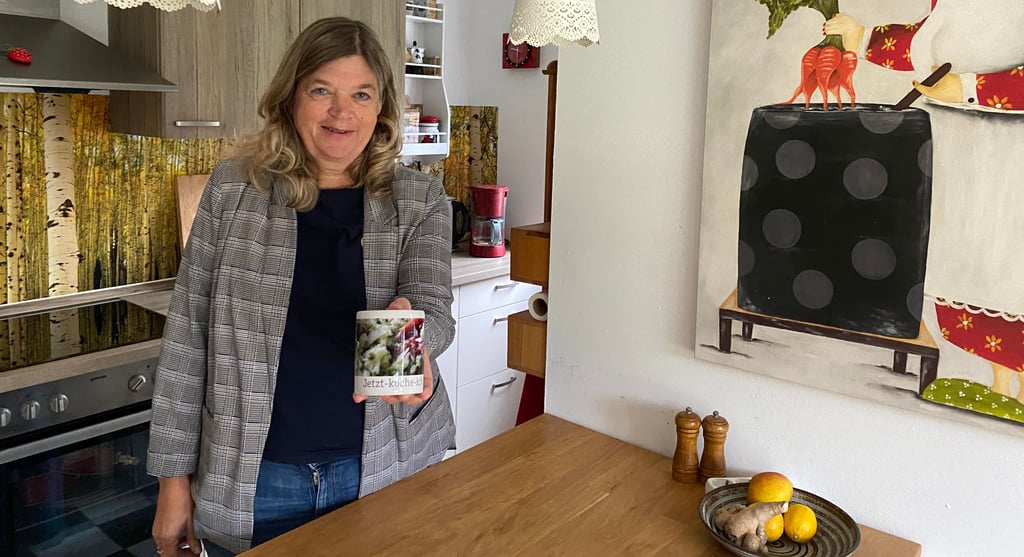 Urte Rötz in ihrer Wohnküche. In der kleinen Spendendose wird bei den Tischrunden Geld gesammelt - für einen guten Zweck.