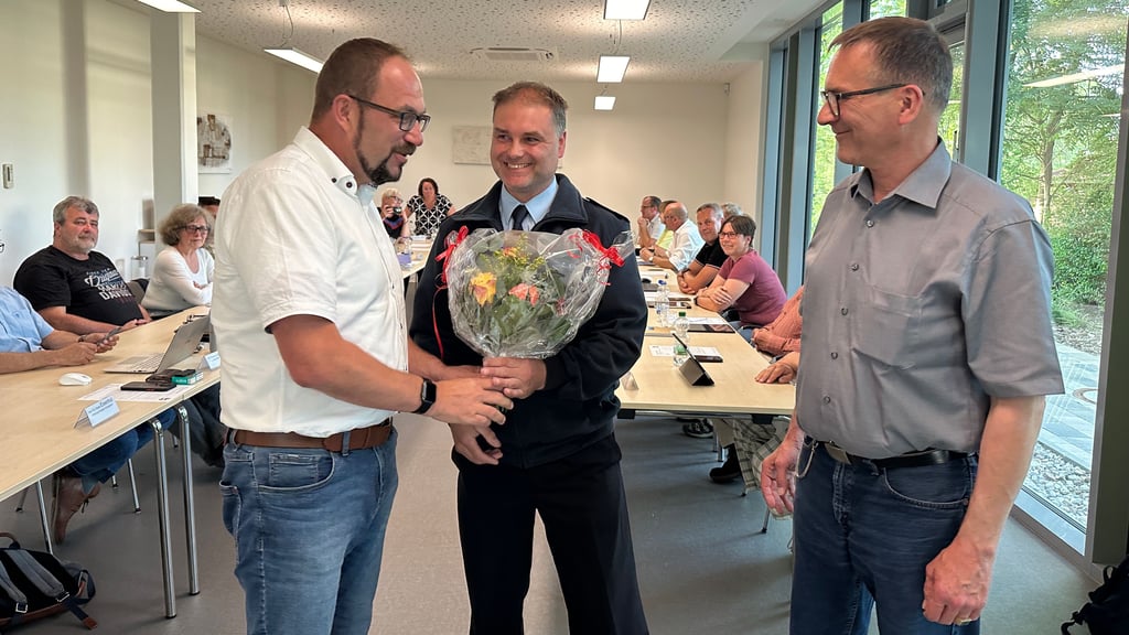 Carsten Kiwitt als zweiten stellvertretenden Ortswehrleiter von Biederitz zu berufen, wurde im Vorfeld heiß diskutiert. Nun ist die Entscheidung gefallen. Hier gratulierte der Gemeindebürgermeister Kay Gericke zu seinem Engagment der vergangenen Jahre.