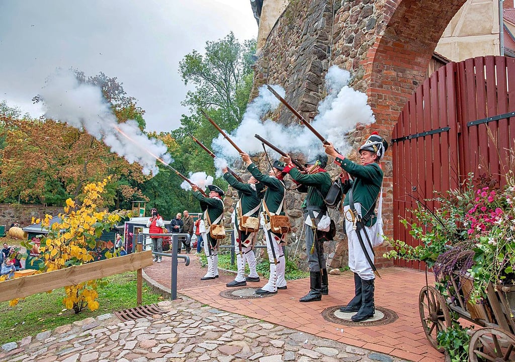 Die Dessauer Schützengilde ist auch am Samstag auf dem Hubertusfest und stellt das hoch fürstliche Jägercorps Anhalt-Dessau nach.