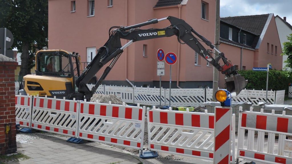 Dieses Bild von Bauarbeiten in der Straße am Baumschulenweg gab es im Sommer und im Oktober wieder.