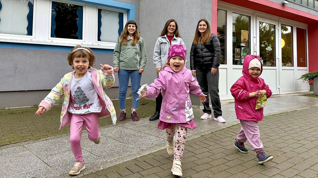 Uliana, Arina und Sascha (von links) fühlen sich wohl in der Kita Regenbogen in Havelberg. Ihre Mütter Stefania, Anastasia und Daria freuen sich, dass die Integration gut gelingt.