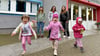 Uliana, Arina und Sascha (von links) fühlen sich wohl in der Kita Regenbogen in Havelberg. Ihre Mütter Stefania, Anastasia und Daria freuen sich, dass die  Integration gut gelingt. 