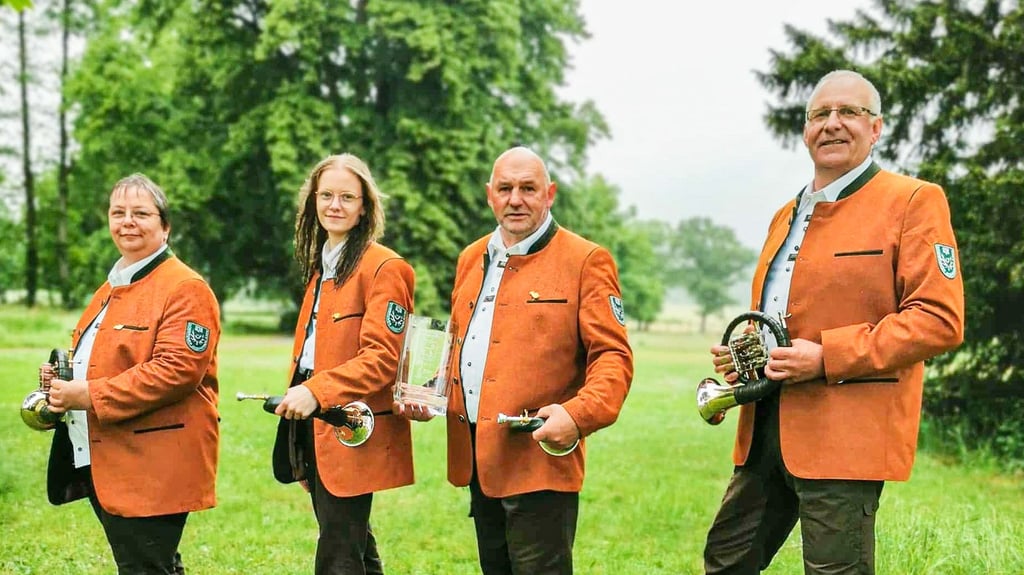 Die Dobbruner Jagdhornbläser in neuem Einheitsdress beim Landeswettbewerb im Jagdhornblasen auf Gut Zichtau bei Gardelegen (von links), 25. Mai 2025: Manuela Buchner, Susanne Buchner, Sven Laaß und Mentor Frank Neumann.