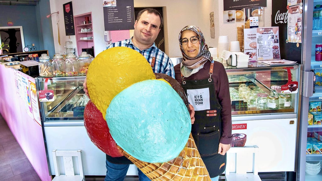 Yahya (links) und Nuran Avci sind die neuen Betreiber des Eiscafés „Eiskontor“ in Dessau-Nord.