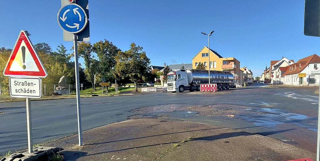 Am Zörbiger Kreisverkehr haben die umfangreichen Bauarbeiten begonnen. Die Umgestaltung soll ein Jahr dauern.