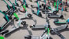E-Scooter spalten die Gemüter: Die einen nervt es, dass sie auf dem Gehweg rumstehen – die anderen finden sie ungemein praktisch, um schnell voranzukommen.