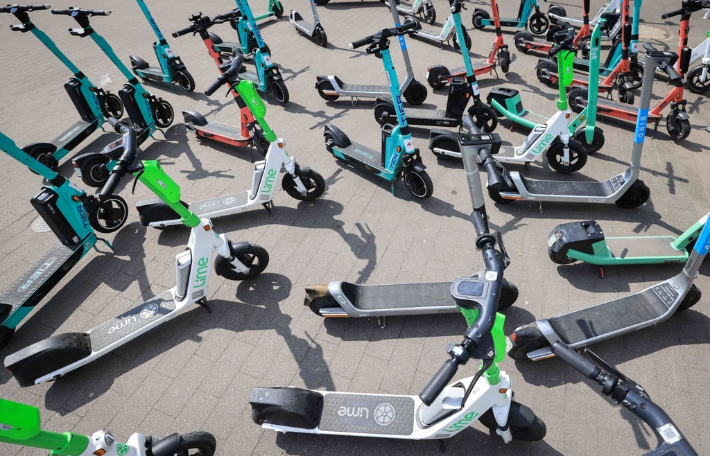 E-Scooter spalten die Gemüter: Die einen nervt es, dass sie auf dem Gehweg rumstehen – die anderen finden sie ungemein praktisch, um schnell voranzukommen.