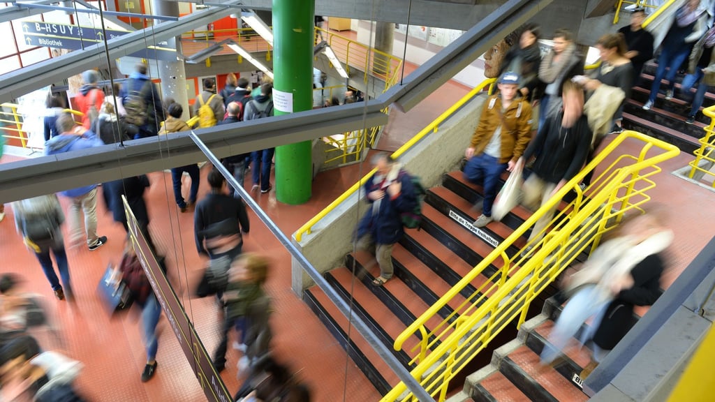 Geldanlage oder Altersvorsorge: Verbraucherschützer raten Studierenden davon ab, entsprechende Verträge am Campus zu unterzeichnen.