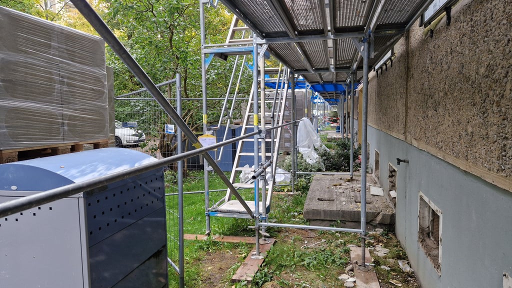 Die Modernisierung des Wohnblocks in der Theodor-Storm-Straße in Halle-Neustadt beschäftigt die Mieter. Das Baugerüst soll nun besser gesichert werden.