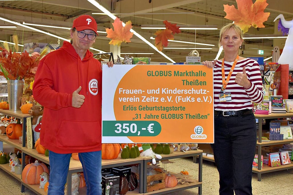 Manuela Fränzel überreicht Mario Pacholski den Scheck.