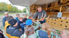 Eberhard Nothmann ist mit dem Waldmobil an der Grundschule Südwest in Sangerhausen zu Gast und zeigt der 4c eine Abwurfstange von einem Hirsch.