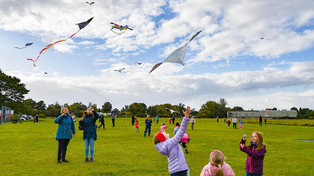 Wer zum Auftakt der Herbstferien mit seinen Kindern Drachen steigen lassen möchte, sollte heute beim Drachenfest in Havelberg vorbeischauen.