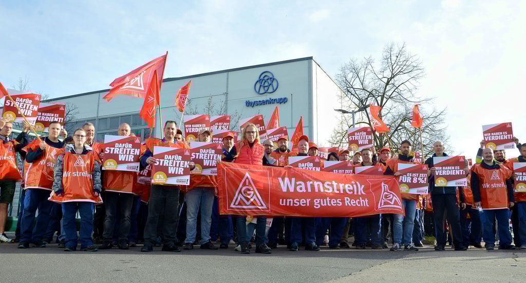 Am 3. November 2022 streikten rund 130 Mitarbeiter der Frühschicht von Thyssenkrupp für zwei Stunden vor dem Werk.