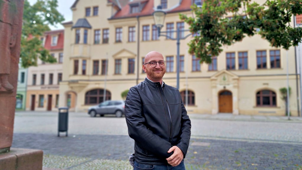 Frank Tallig tritt für die CDU bei der Bürgermeisterwahl in Hettstedt an. Der 36-Jährge will unter anderem ein Qualitätsmangement in der Stadtverwaltung im Rathaus Hettstedt, was er als Fotomotiv gewählt hat, einführen.