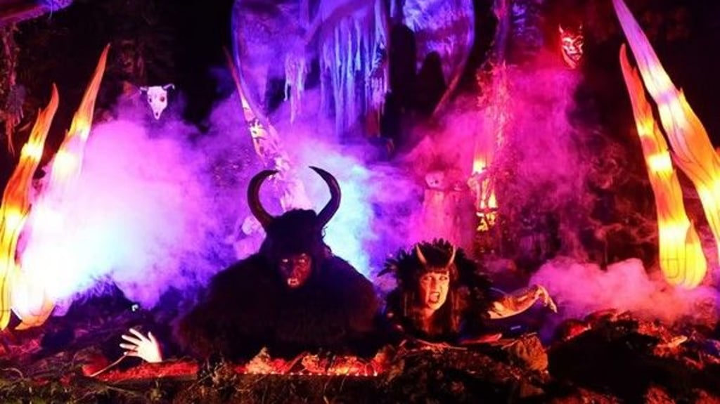 Zu Halloween im Zoo Halle treiben auch Schauspieler auf dem Reilsberg ihr Unwesen, um die Szenerie noch lebendiger zu machen. 