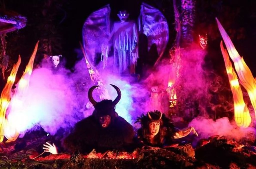 Zu Halloween im Zoo Halle treiben auch Schauspieler auf dem Reilsberg ihr Unwesen, um die Szenerie noch lebendiger zu machen.