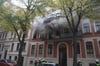 In höchster Not musste die Feuerwehr in der Cansteinstraße in Halle Menschen nach dem Wohnungsbrand aus dem Haus holen.