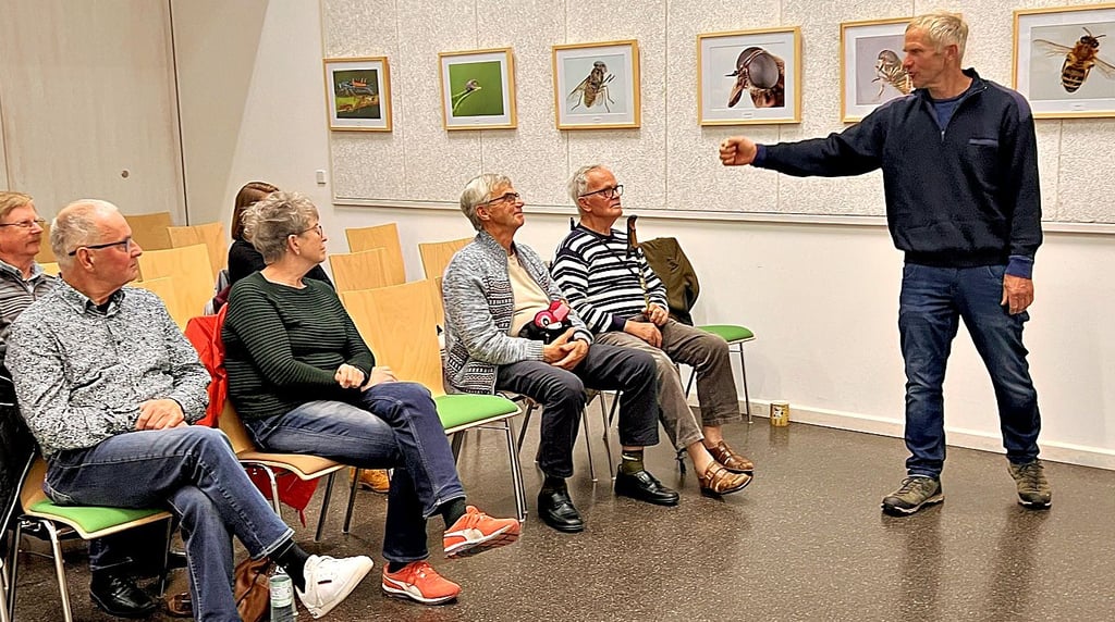 Fischermeister Gernot Quaschny informierte im „Haus der Flüsse“ in Havelberg über seinen Beruf. Mit dabei waren auch ehemalige Kollegen.