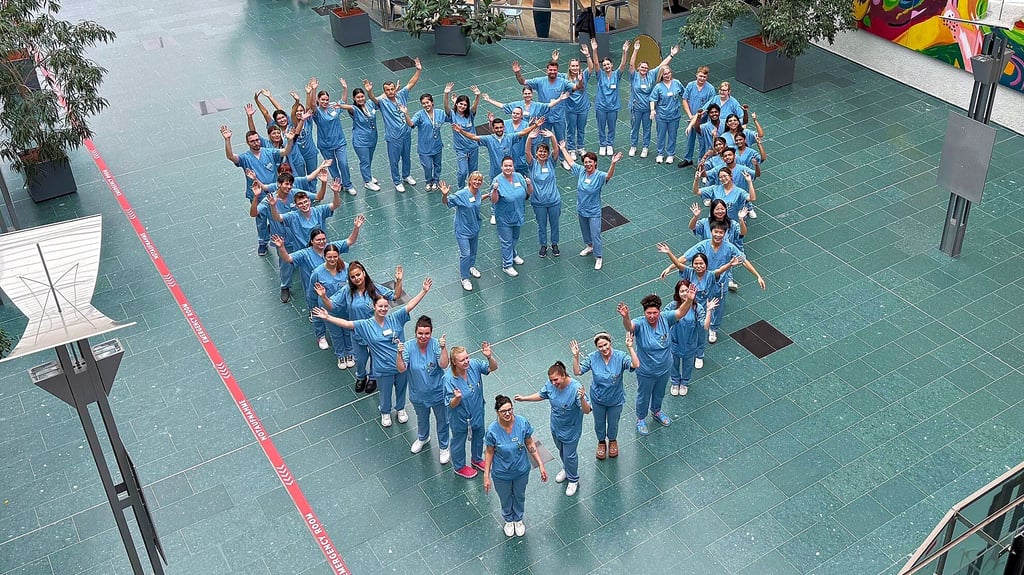 Für die angehenden Pflegefachkräfte des Goitzsche Klinikums ist die Ausbildung alles andere als ein Allerweltsjob. Für sie ist die Pflege Herzenssache. Das bewiesen die Frauen und Männer dem Fotografen.