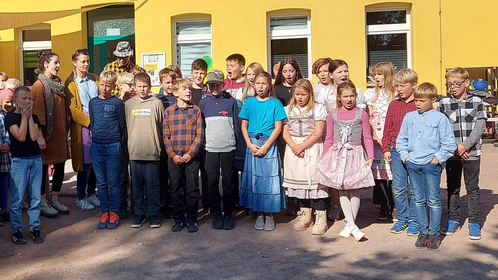 Die Kinder der vierten Klasse in Domersleben geben eine Vorstellung in plattdeutscher Mundart.