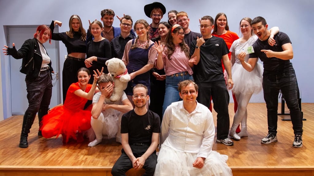 Auf der Bühne und im Team sind mehr als 30 Leute an dem Musical beteiligt.