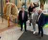 Die Bauernvertreter Thomas Külz (li.) und Olaf Feuerorn (re.) mit Landrat Andy Grabner in Köthen