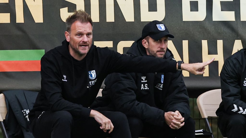 Sein womöglich letztes Spiel mit dem 1. FC Magdeburg dirigierte Trainer Markus Fiedler (links) nur noch im Sitzen.