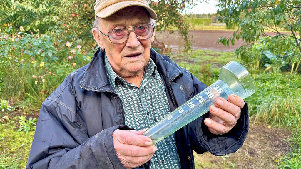 Horst Packmohr aus Groß Naundorf hat nach Erklärungen gesucht, warum sich rote Rückstände im Regenwasser bilden.