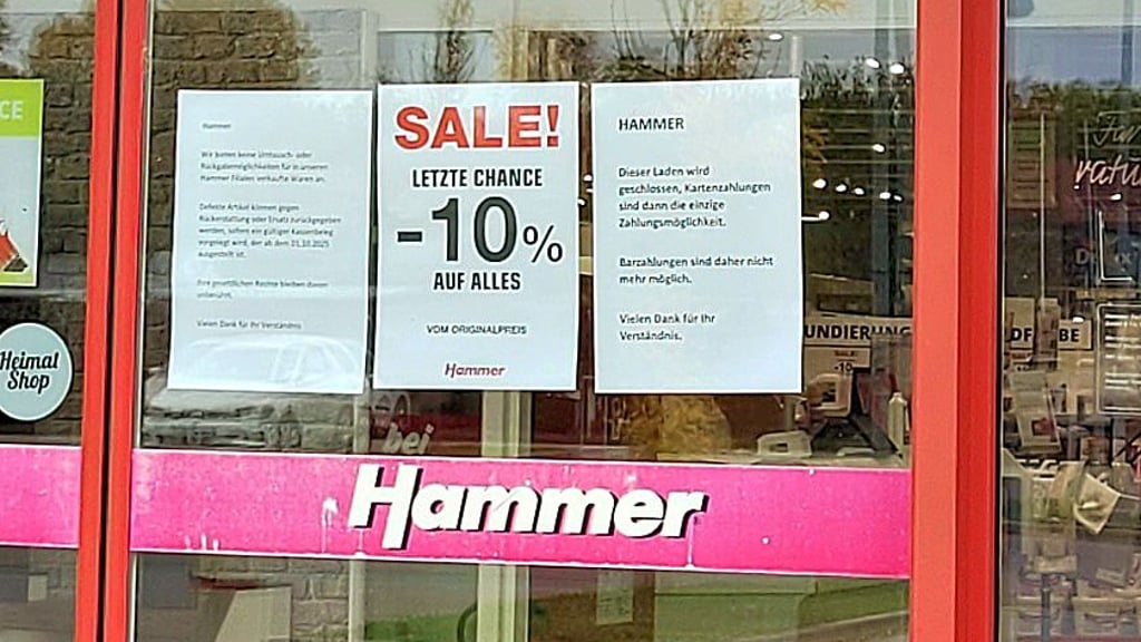 Die Hammer-Filiale im Weißenfelser Heuweg-Center wirbt mit Rabatten aufgrund der Schließung.