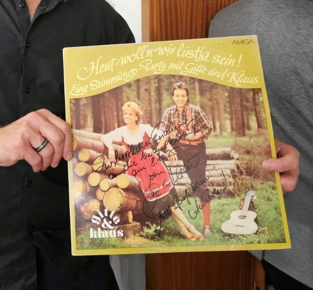 Na, wenn das keine Überraschung ist. Diese LP hatte Michael Brade beim Ausflug bei einem Hausflohmarkt entdeckt und Der signierte Flohmarktfund